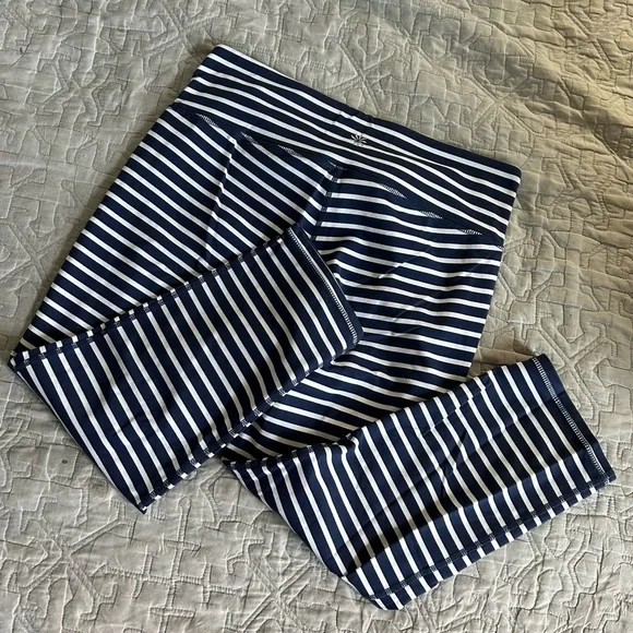 🩷ATHLETA NAVY BLUE WHITE STRIPE WORKOUT LOUNGE CAPRI LEGGINGS SIZE MEDIUM GYM - Picture 4 of 6